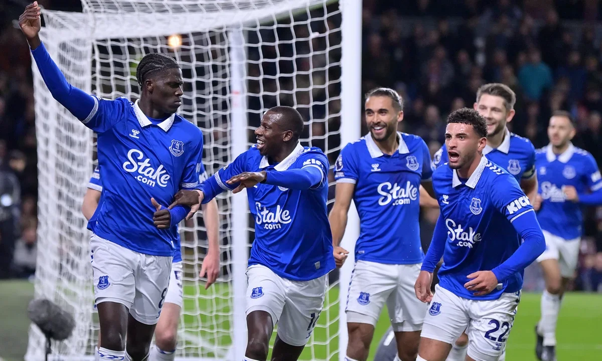 EVERTON KHỦNG HOẢNG HÀNG CÔNG SAU CÚ QUAY XE CỦA BALOGUN