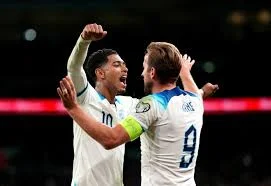 HARRY KANE CHẠM CỘT MỐC 125 TRẬN, GHI 2 BÀN VÀ ĐƯỢC BELLINGHAM GỌI LÀ VĨ ĐẠI NHẤT LỊCH SỬ ANH