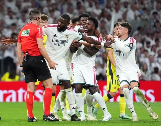 VINÍCIUS JR ĐỐI MẶT NGUY CƠ VẮNG EL CLÁSICO SAU THẺ ĐỎ VÌ GIẬT TÓC ĐỐI THỦ